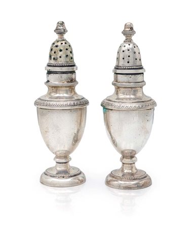  
Coppia di piccoli spargizucchero in argento 
 altezza cm 13 - gr. 132