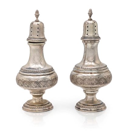  
Coppia di spargizucchero di forma panciuta con fascia guillochés 
 altezza cm 14 - gr. 114
