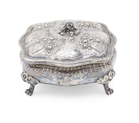  
Cofanetto portagioie in argento 800/000 con decorazione incisa e sbalzata 
 cm 8x16+x16 - gr. 650