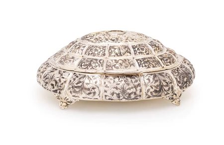  
Cofanetto portagioie in argento di forma ovale con volute vegetali incise 
 cm 22,5x17,5 - gr. 580