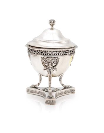  
Piccola zuccheriera in argento, Palermo, metà del XIX secolo 
 cm 11x7 - gr. 150