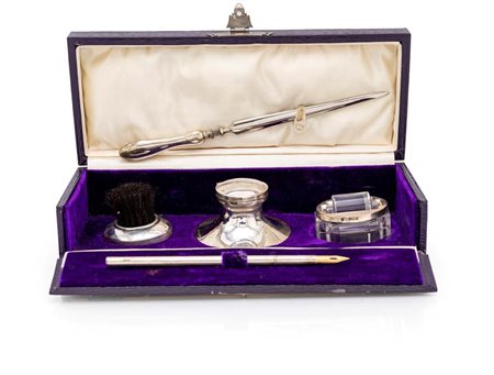  
Servizio da scrivania in argento e cristallo entro scatola, Birmingham 1910, argentiere Henry Clifford Davis 
 la scatola cm 7x24x10