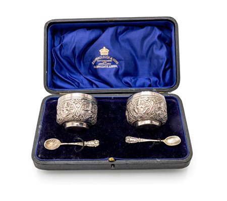 
Coppia di piccole saliere in argento 
 cm 4x5,5 - cucchiaino cm 7 - gr. 74 - cofanetto cm 7x21x12