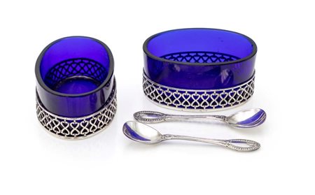  
Coppia di saliere ovali in argento con cucchiaino e vaschetta in vetro blu 
 cm 2,8x6x4,5 - cucchiaino cm 7 - peso complessivo gr. 34