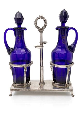  
Acetoliera in argento con bottiglie in vetro blu 
 cm 28x20,5x8,5 - gr. 520