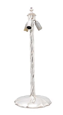  
Lampada da tavolo in argento a tre luci, Giacomo Vavassori, Milano, Anni Settanta/Ottanta 
 altezza cm 56 - diametro cm 34,5