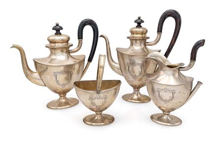  
Servizio da tè e caffè composto da quattro elementi con manici ebanizzati (uno rotto) 
 peso complessivo lordo gr. 2540