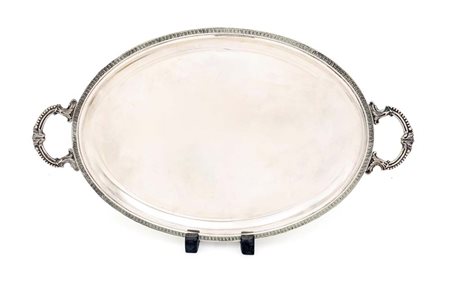  
Vassoio ovale con manici in argento 800/000 
 cm 36,5x26 (ai manici cm 45) - gr. 700