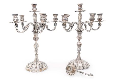  
Coppia di candelabri in argento a sei luci (uno con braccio dissaldato) 
 cm 44x34 - peso complessivo gr. 2700