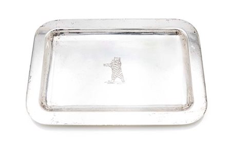  
Piattino svuota tasche in argento 925/000 con orso inciso, R. del Vecchio 
 cm 12,5x18 - gr. 320