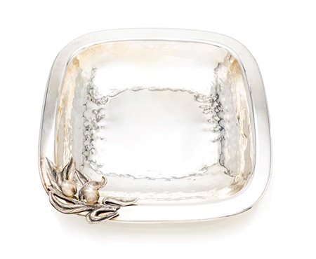  
Centrotavola quadrangolare in argento sterling 
 cm 24x24 - gr. 615