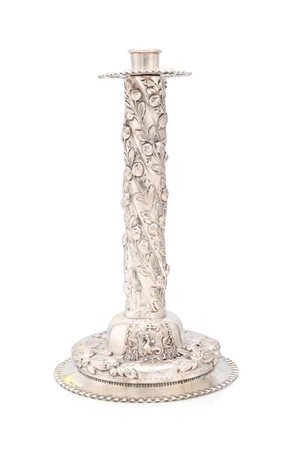  
Candeliere con decorazione sbalzata a motivi vegetali 
 altezza cm 28 - piede diametro 15,8 - gr. 638