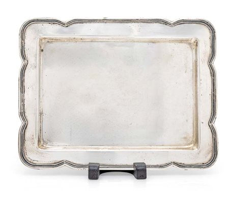  
Vassoio rettangolare in argento 800/000 
 cm 29,5x22,5 - gr. 430
