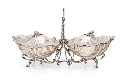  
Portadolci a due vaschette in argento, Enrico Messulam, Milano, Anni Cinquanta 
 cm 19,5x 33x14 - gr. 910