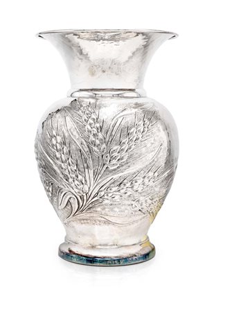  
Vaso in argento sterling sbalzato 
 altezza cm 25,5 - gr. 1.065