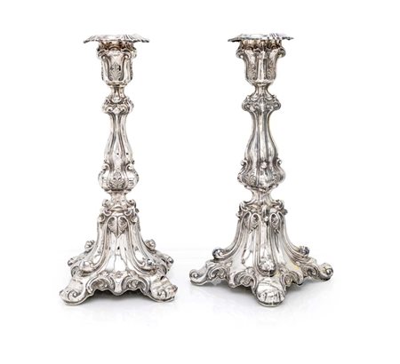  
Coppia di candelieri in lamina d'argento sbalzata 
 altezza cm 26 - gr. 410