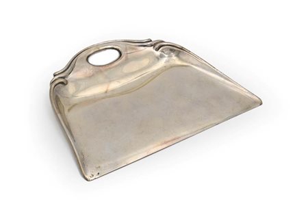 
Paletta raccogli briciole in argento 800/000 
 cm 13,5x17 - gr. 112