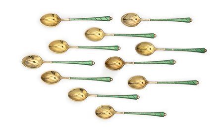  
Dodici cucchiaini da caffè in argento dorato e smalto verde 
 cm 9,4 - gr. 80