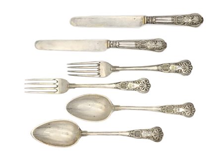  
Servizio di posate da dolce "King Pattern" per due persone personalizzati da stemmi incisi 
 gr. 282