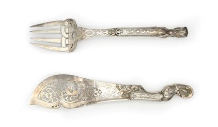  
Coppia di posate da portata da pesce con decorazione incisa, fine XIX/inizi XX secolo 
 cm 30 e cm 29 rispettivamente - gr. 356