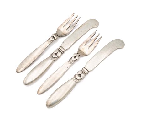  
Due coppie di posate da antipasto in argento sterling mod. "Cactus", Georg Jensen, Danimarca, Anni Trenta 
 cm 15,3 e cm 13 - gr. 116