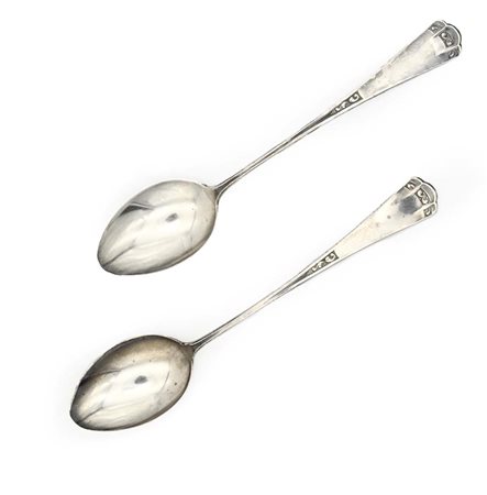  
Coppia di cucchiaini da colazione in argento 
 cm 13,5 - gr. 22