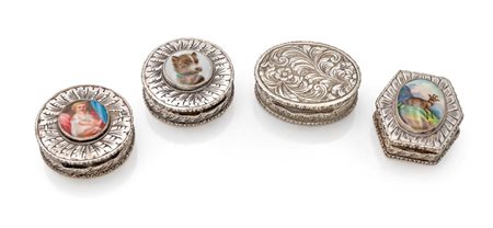  
Quattro portapillole diversi in argento con placchette in porcellana 
 misure diverse - peso complessivo lordo gr. 74