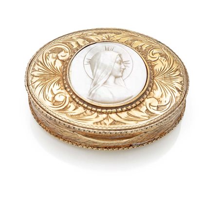  
Scatolina ovale in argento dorato con cammeo di madreperla 
 cm 1,7x6,3x5 - gr. 42