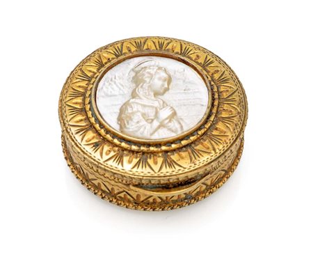  
Piccola scatola circolare in argento dorato con cammeo in madreperla 
 cm 1,2x4 - gr. 22