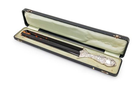  
Grande tagliacarte con impugnatura in lamina d'argento 
 cm 41