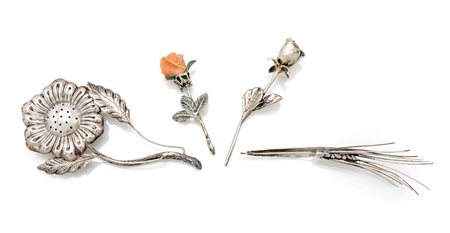  
Spargitalco a forma di fiore in argento, due fiori recisi ed una spiga 
 misure diverse - peso complessivo gr. 50