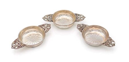  
Tre colini per il tè in argento con manici cesellati, Massoni, Roma 
 cm 1,5x10,5x6,5 - peso complessivo gr. 82