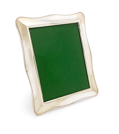 
Cornice da tavolo in argento di forma rettangolare con profilo sagomato 
 cm 24x20 - luce interna cm 18x14