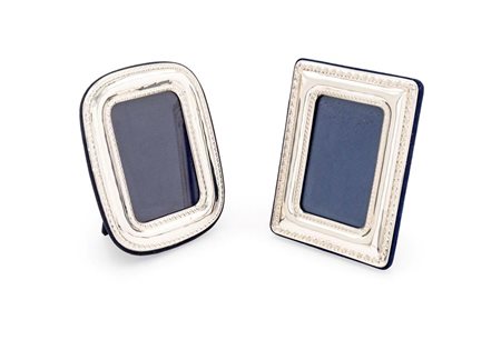  
Due cornici da tavolo in lamina d'argento dalle simili caratteristiche 
 cm 13x10