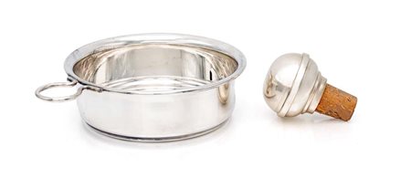  
Lotto composto da una ciotola con manico ad anello ed un tappo in sughero sono pomolo in argento 
 cm 4x15,5x11,5 - il tappo h cm 6