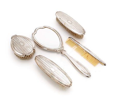  
Servizio da toletta in argento composto da specchio con manico, tre spazzole diverse ed un pettine 
 specchio cm 30x11