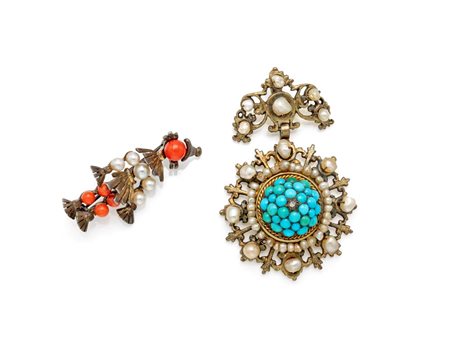  
Due spille in argento a diverso titolo con perle e turchesi 
 peso complessivo gr. 20