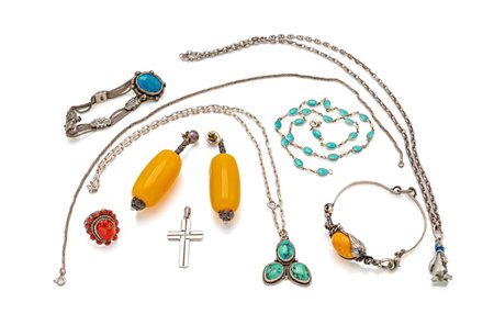  
Lotto composto da quattro collane, due bracciali, un anello, una coppia di orecchini con pietre 
 peso complessivo lordo gr. 160