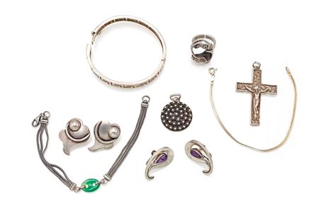  
Lotto composto da tre bracciali, due pendenti, due coppie di orecchini, un anello 
 peso complessivo gr. 70