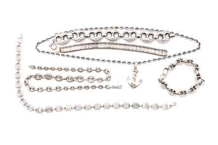  
Lotto di tre bracciali, due collane girocollo ed una con pendente 
 peso complessivo gr. 160