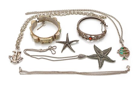  
Lotto composto da due bracciali rigidi e quattro catene con pendenti  
 peso complessivo 190