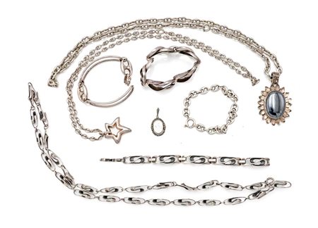  
Lotto composto da quattro bracciali, tre catene con pendenti  
 peso complessivo gr. 310