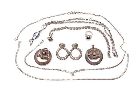  
Lotto composto da tre collane girocollo, due coppie di orecchini, due catene con pendenti ed un anello en suite 
 peso complessivo gr. 150