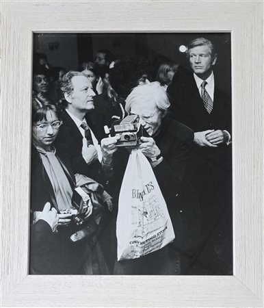 RON GALELLA, ( 1931-2022 ), 19 X 23 cm, Oct 18 1973, Andy Warhol pulled out...