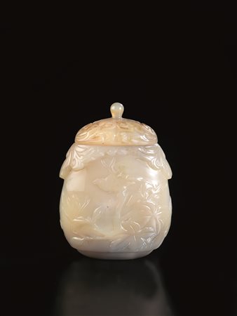 VASO CON COPERCHIO, CINA SEC. XIX-XX in agata e decorata con volatili su...