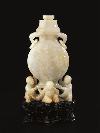 VASO CON COPERCHIO, CINA SEC. XX in giada bianca con inclusioni color...