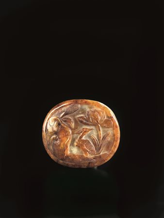 FIBBIA, CINA SEC. XX&nbsp; in giadeite russet, decorata con un volatile tra...