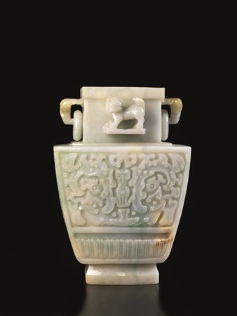 GRANDE VASO, CINA SEC. XIX in giadeite, decorato con motivo di Taotie a...