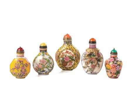 CINQUE SNUFF BOTTLES, CINA SEC. XX&nbsp; in vetro dipinto decorate con fiori...