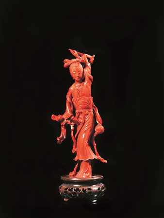 FIGURA FEMMINILE, CINA SEC. XIX&nbsp; in corallo rosso, finemente intagliate...